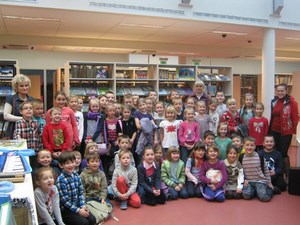 Biblioteka pełna ludzi -odwiedziny dzieci z Zakliczyna i Łyczanki