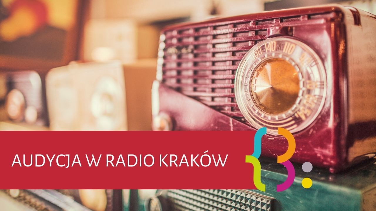 Zdjęcie starego radia. Napis: Audycja w Radio Kraków