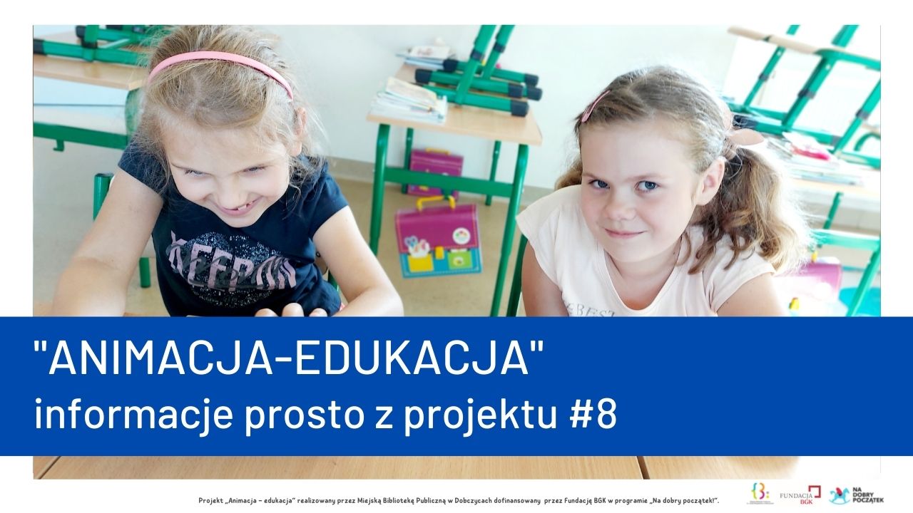 Dwie uśmiechnięte dziewczynki pozują do zdjęcia, w tle widać szkolne ławki. Widnieje napis: "ANIMACJA-EDUKACJA informacje prosto z projektu"