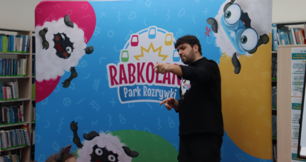 Bajeczny stand up w bibliotece