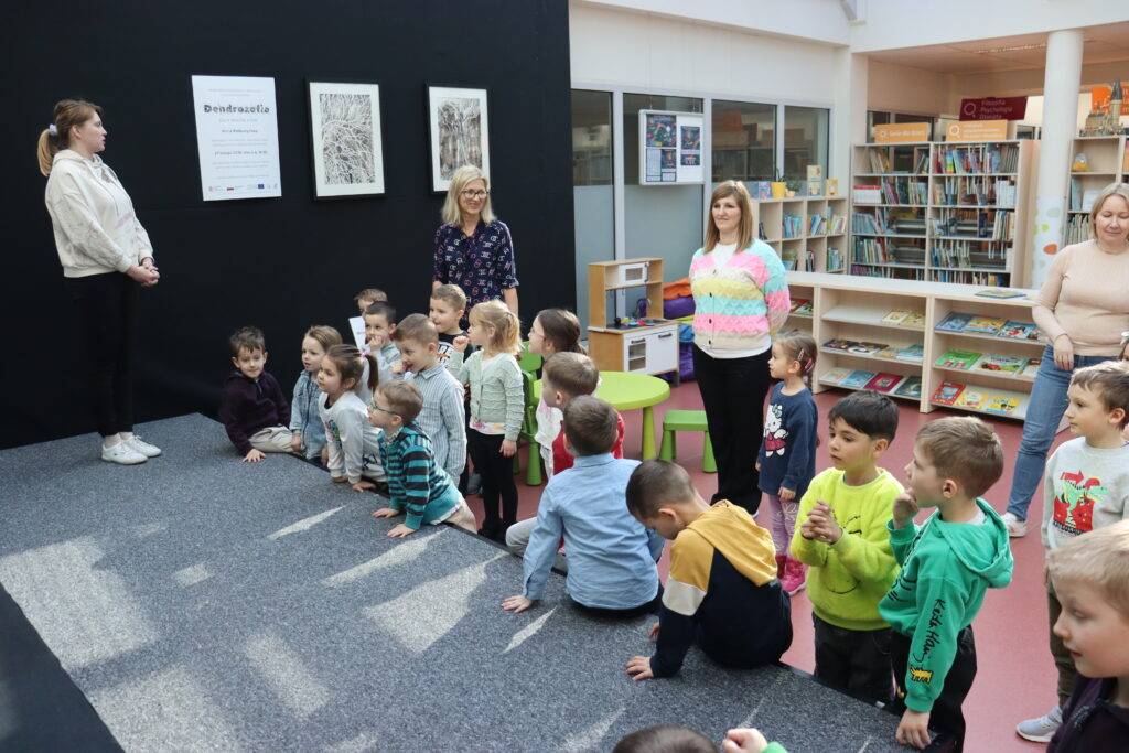 Przedszkolaki oglądają scenę w bibliotece.