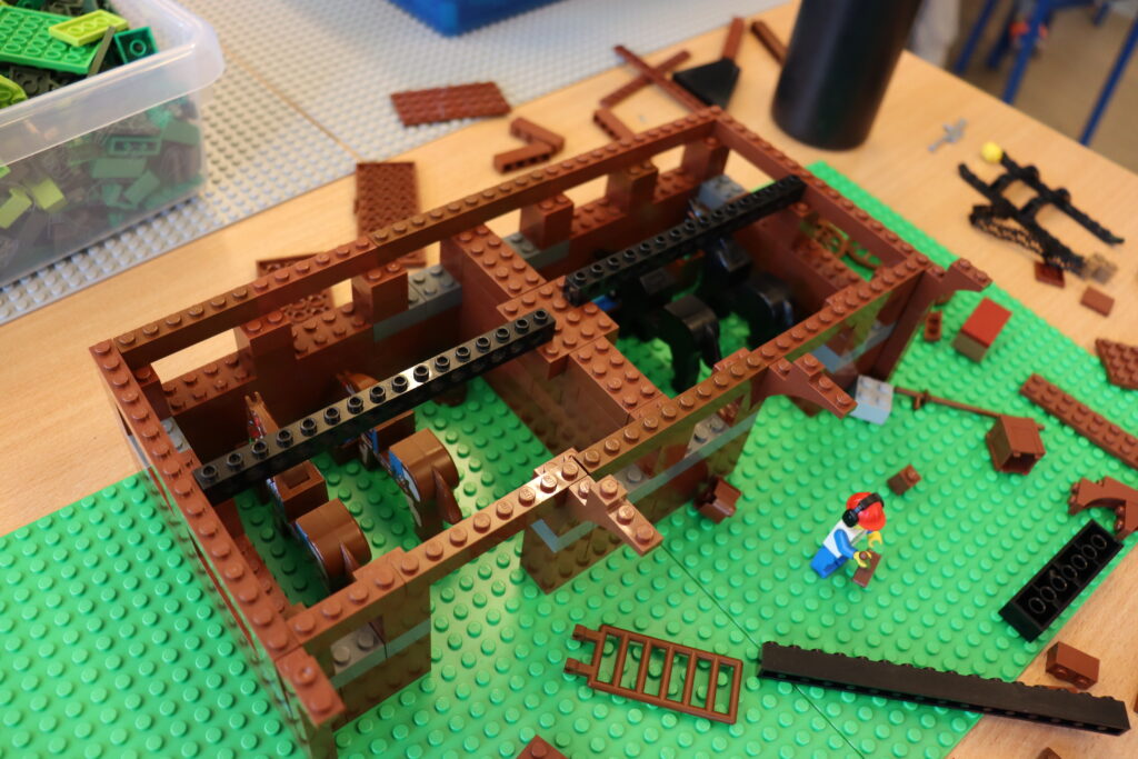 Stajnia z klocków lego.