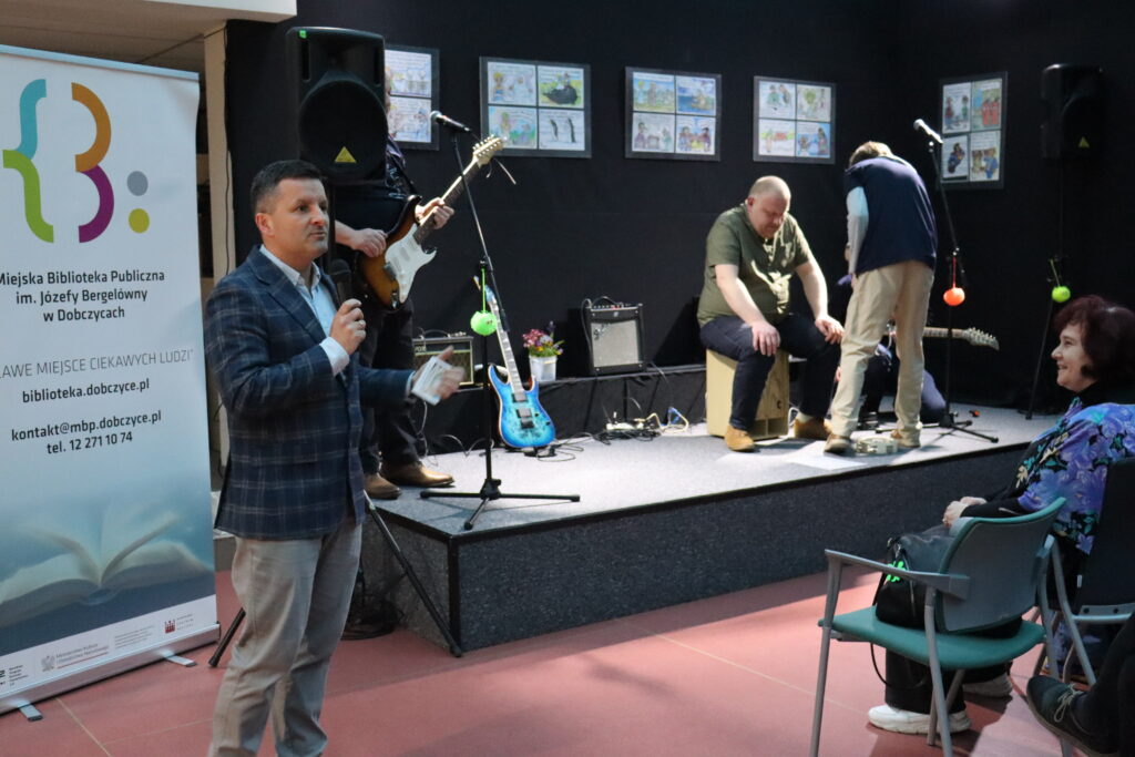 Dyrektor biblioteki przemawia do zgromadzonej publiczności.