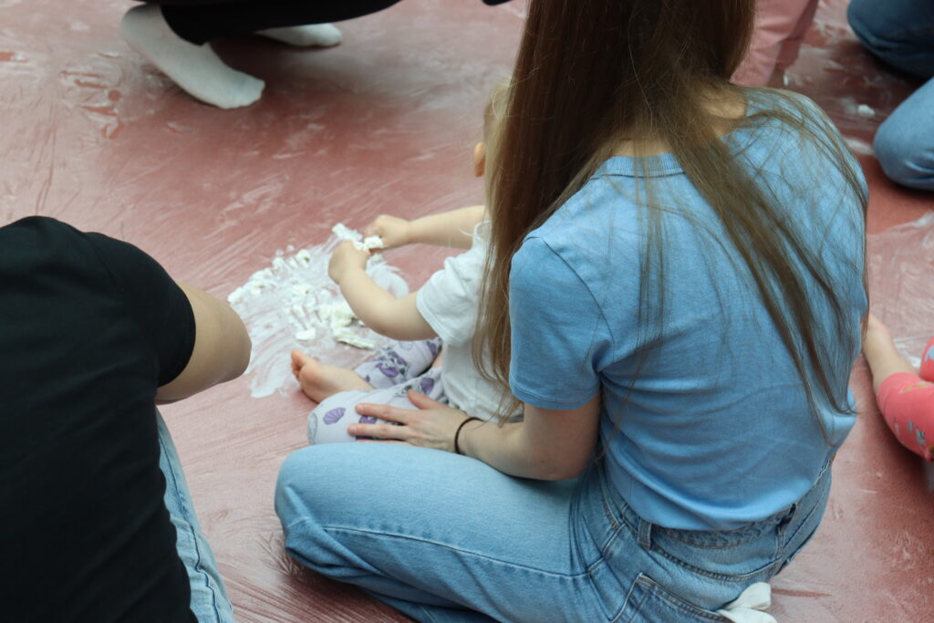 Zabawa pianką dziecka na podłodze