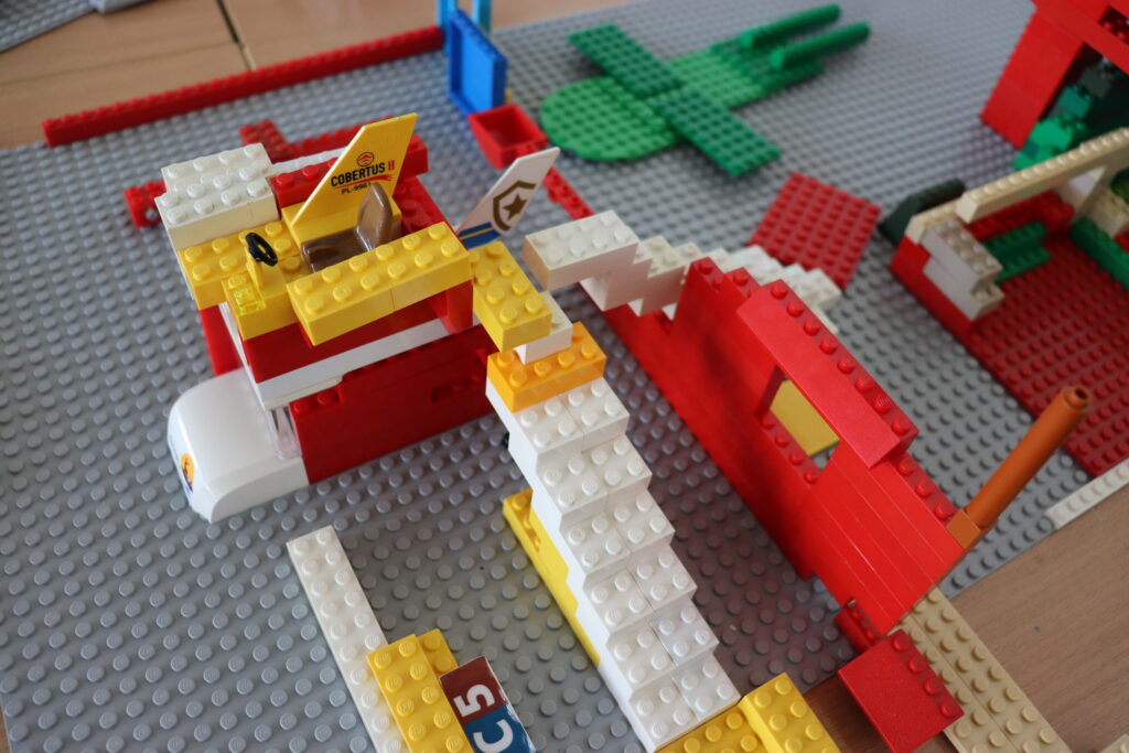 Kolorowa konstrukcja z klocków lego.