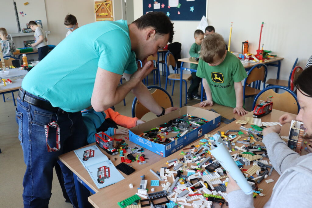 Rodzina przy stole z klockami.