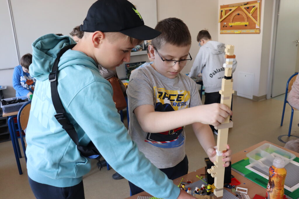 Dwóch chłopców buduje wieżę.