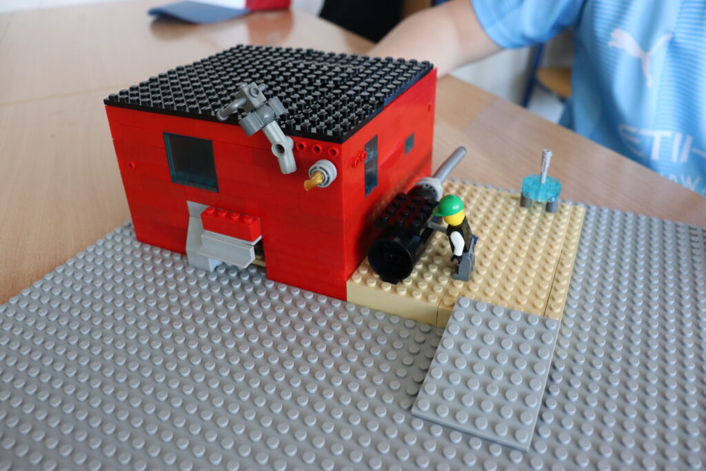 Czerwony domek z klocków.