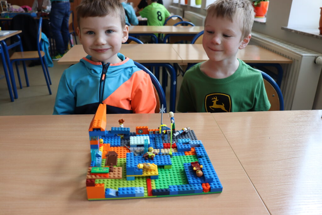 Dwóch chłopców i ich budowla.