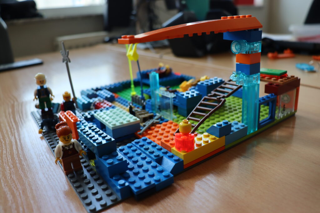 Kolorowa budowla z klocków lego.