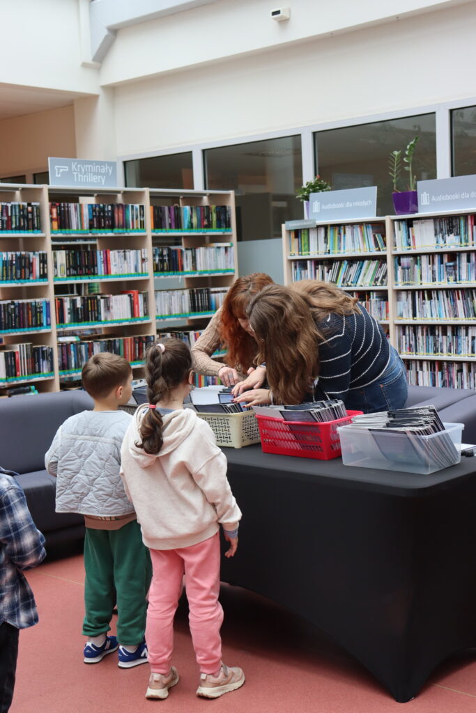 Bibliotekarki wydają dyplomy dzieciom.