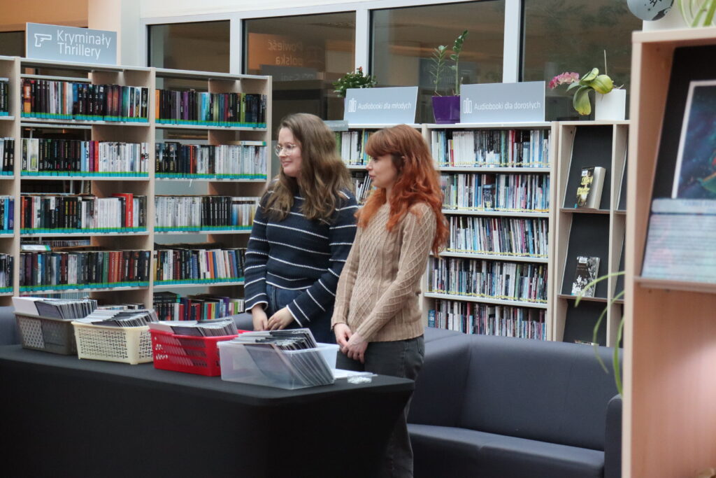 Bibliotekarki przy stoliku z dyplomami.