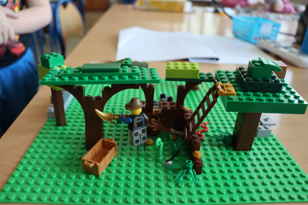 Dżungla z klocków LEGO.