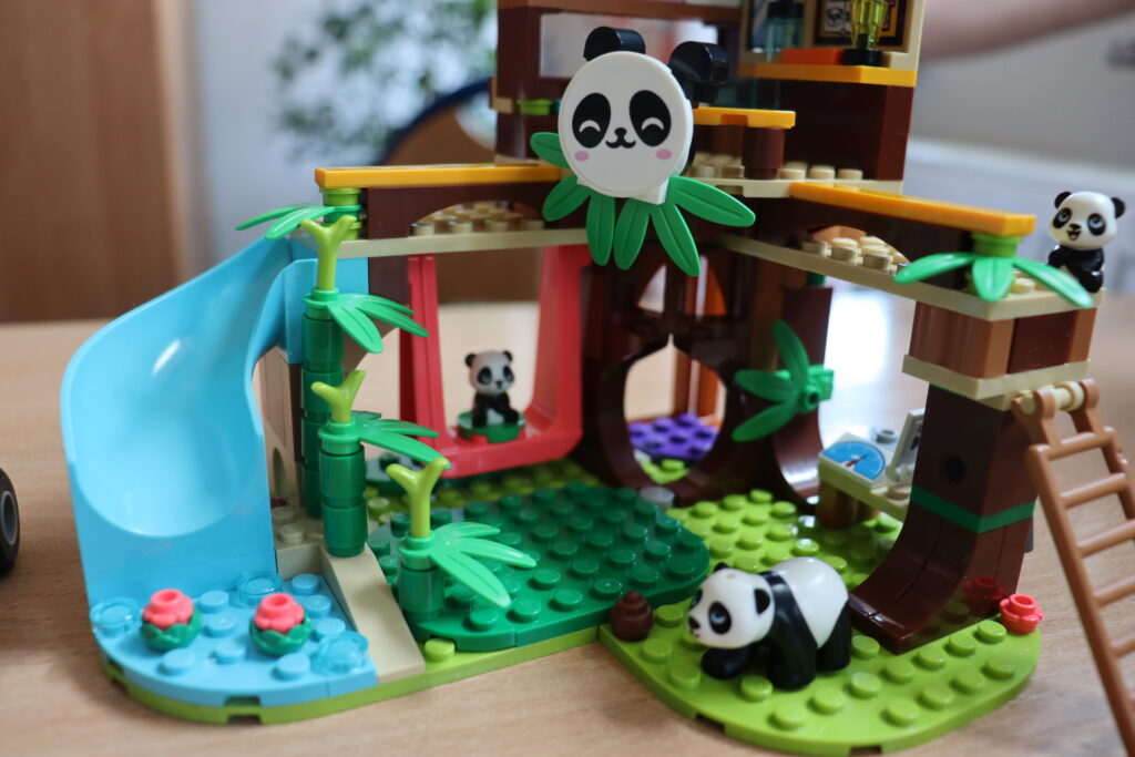 Domek dla pand z klocków LEGO.