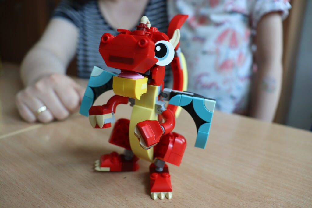 Smok zbudowany z LEGO.